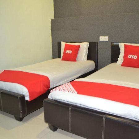 OYO 89737 Hotel Tishoa Kampong Batu Tiga Buitenkant foto