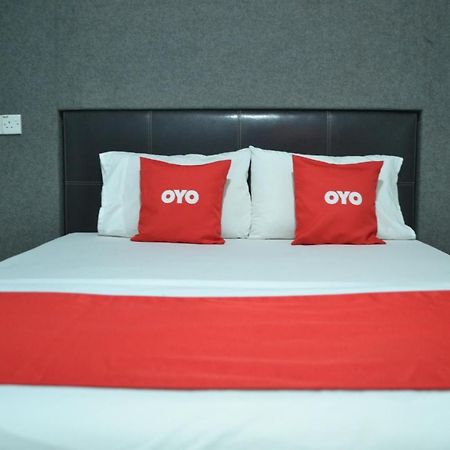 OYO 89737 Hotel Tishoa Kampong Batu Tiga Buitenkant foto