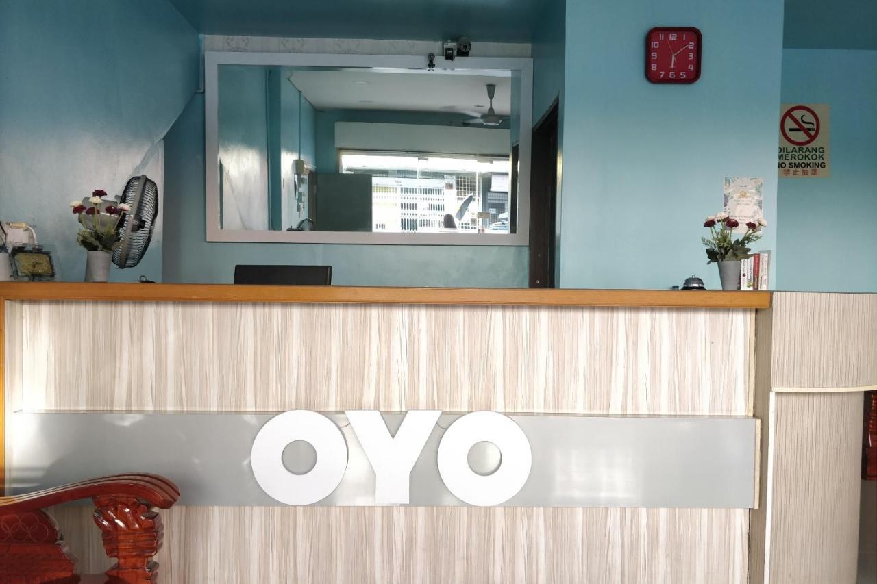 OYO 89737 Hotel Tishoa Kampong Batu Tiga Buitenkant foto
