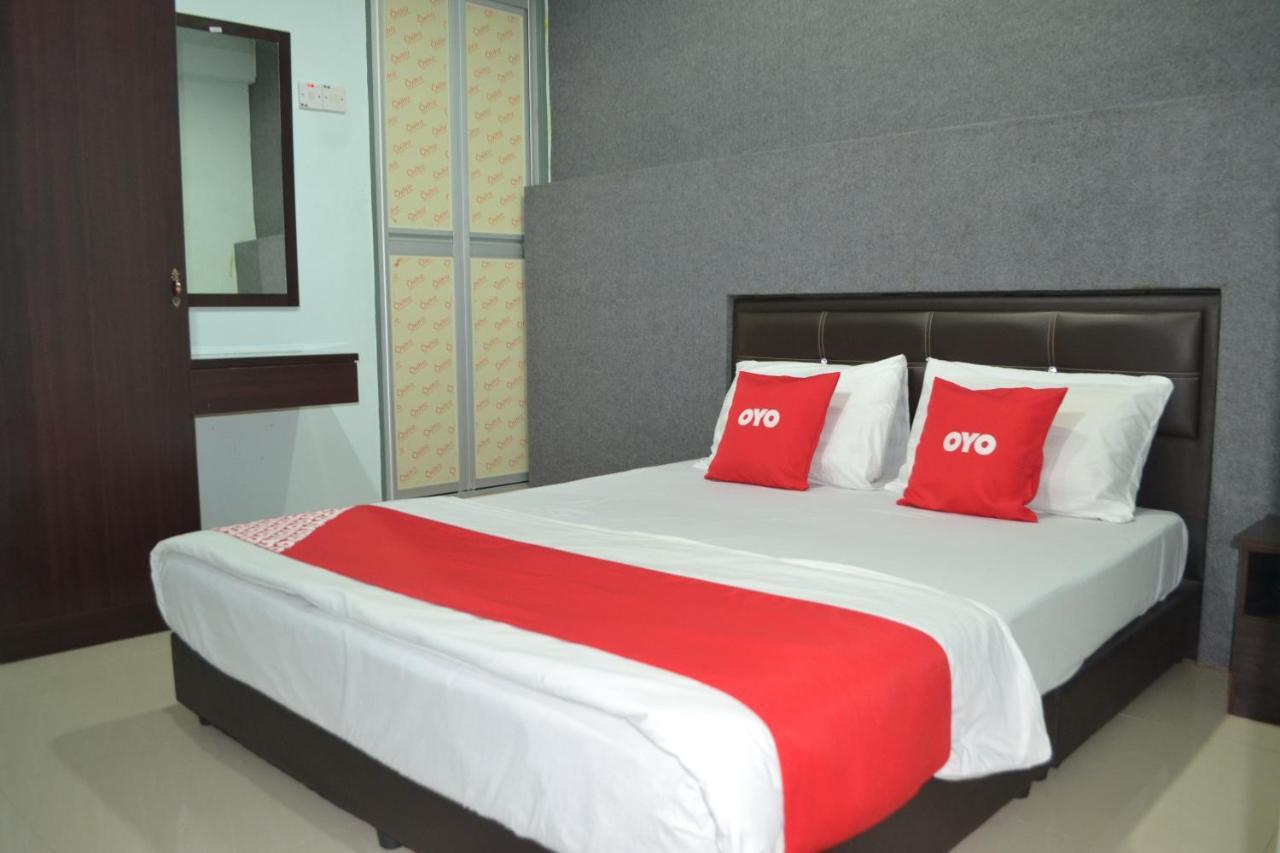 OYO 89737 Hotel Tishoa Kampong Batu Tiga Buitenkant foto