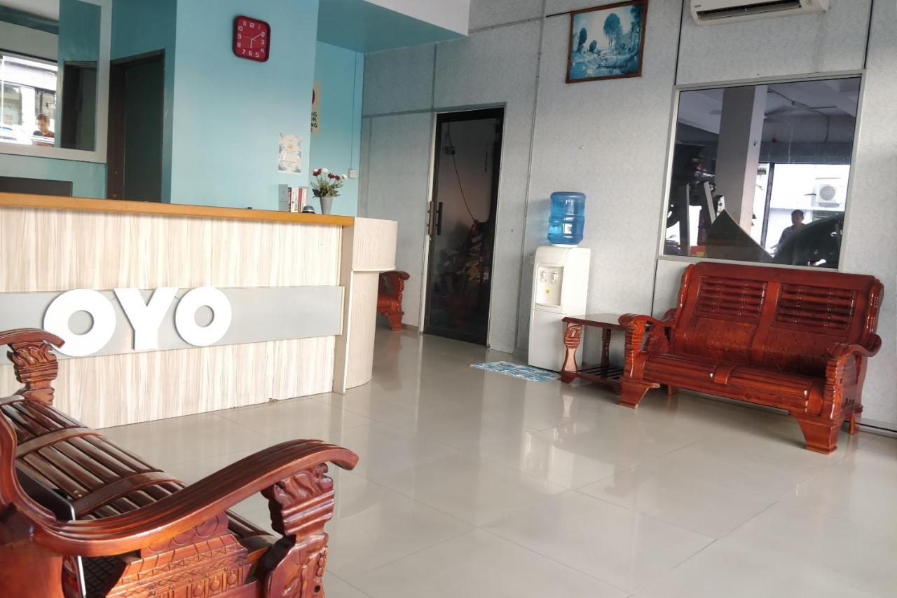 OYO 89737 Hotel Tishoa Kampong Batu Tiga Buitenkant foto