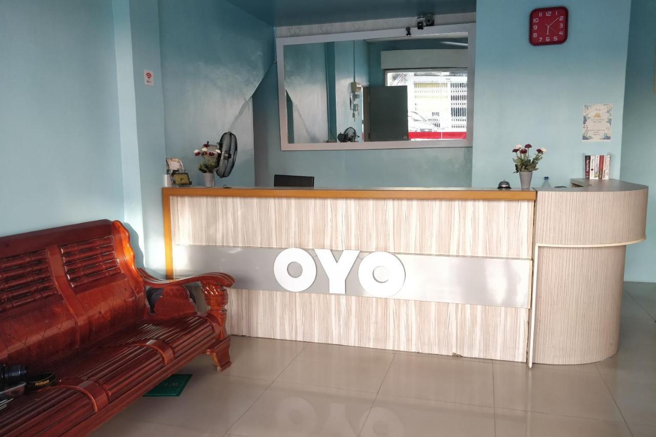 OYO 89737 Hotel Tishoa Kampong Batu Tiga Buitenkant foto