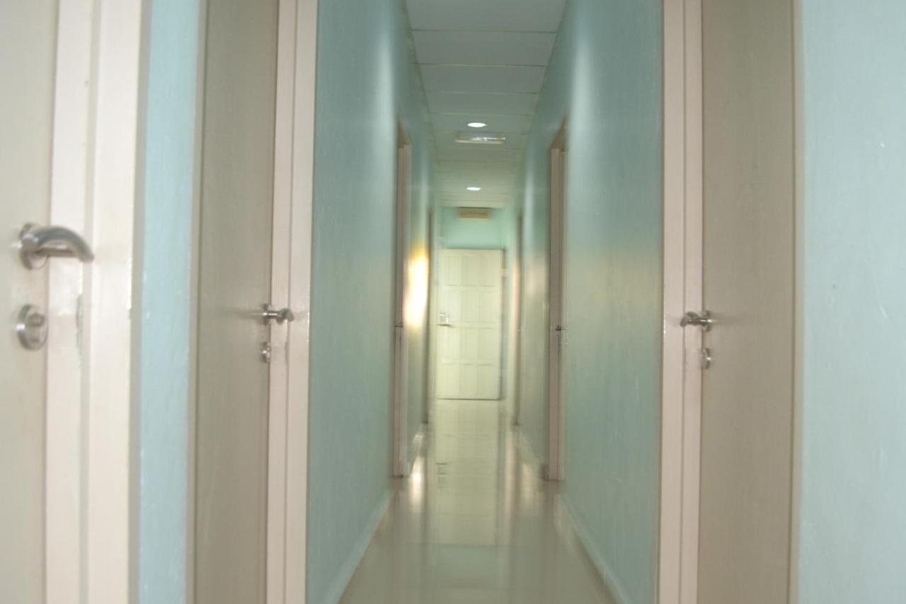 OYO 89737 Hotel Tishoa Kampong Batu Tiga Buitenkant foto