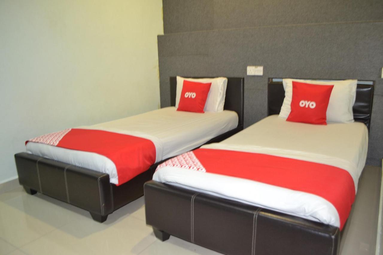 OYO 89737 Hotel Tishoa Kampong Batu Tiga Buitenkant foto