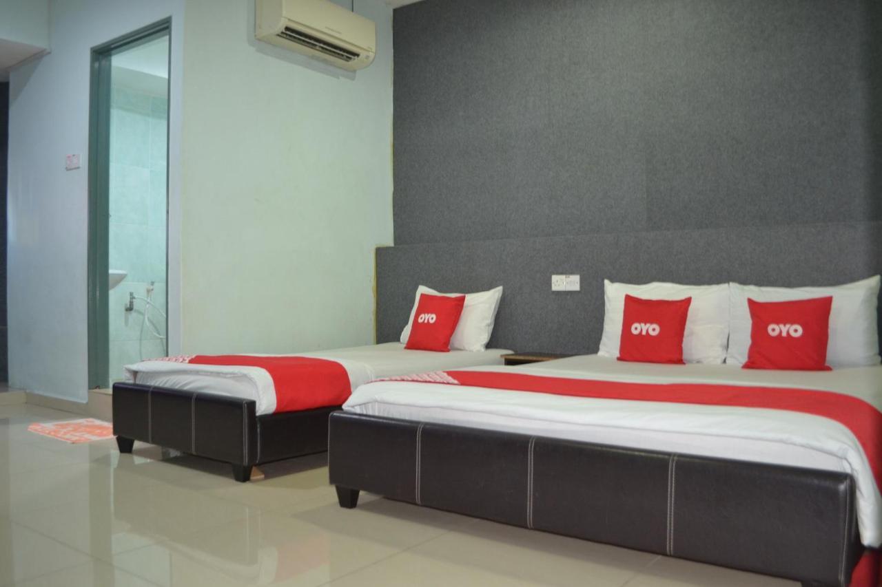 OYO 89737 Hotel Tishoa Kampong Batu Tiga Buitenkant foto