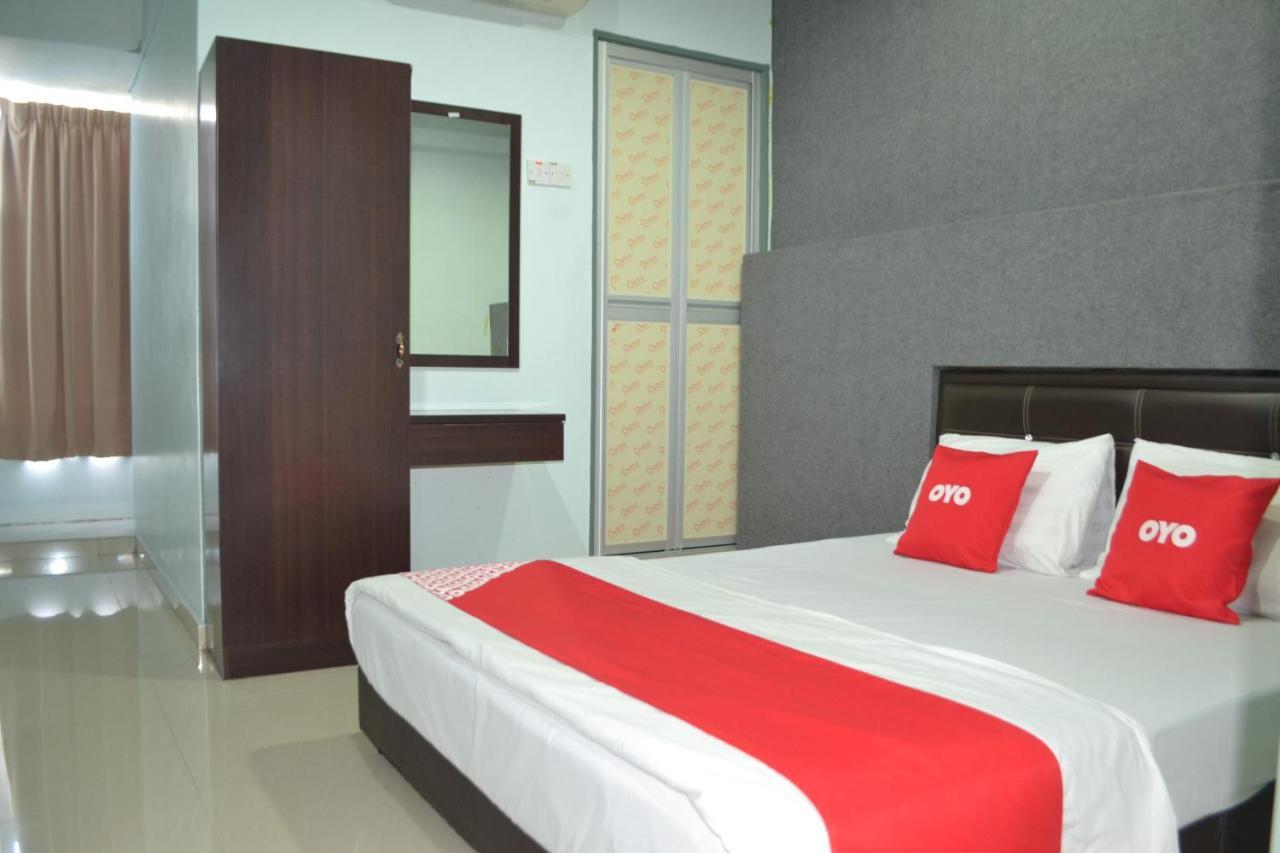 OYO 89737 Hotel Tishoa Kampong Batu Tiga Buitenkant foto