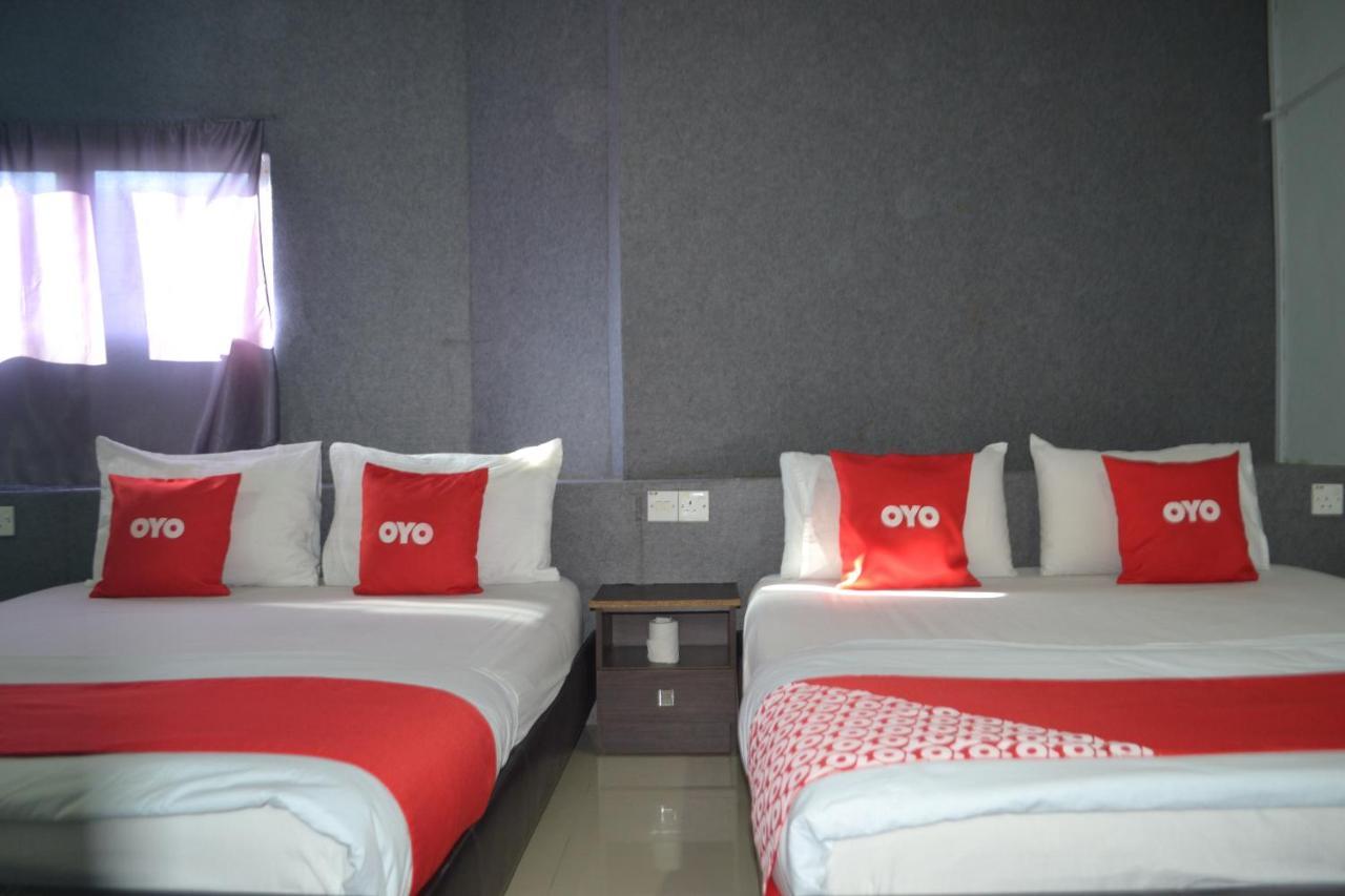 OYO 89737 Hotel Tishoa Kampong Batu Tiga Buitenkant foto