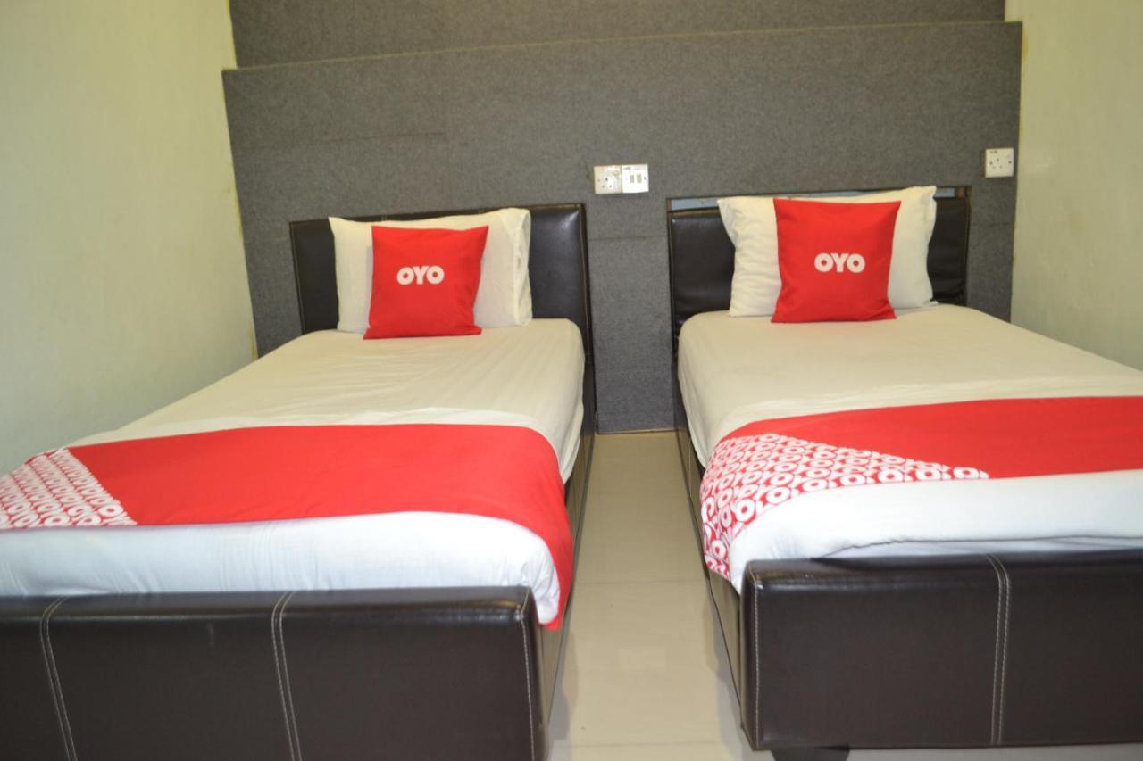 OYO 89737 Hotel Tishoa Kampong Batu Tiga Buitenkant foto