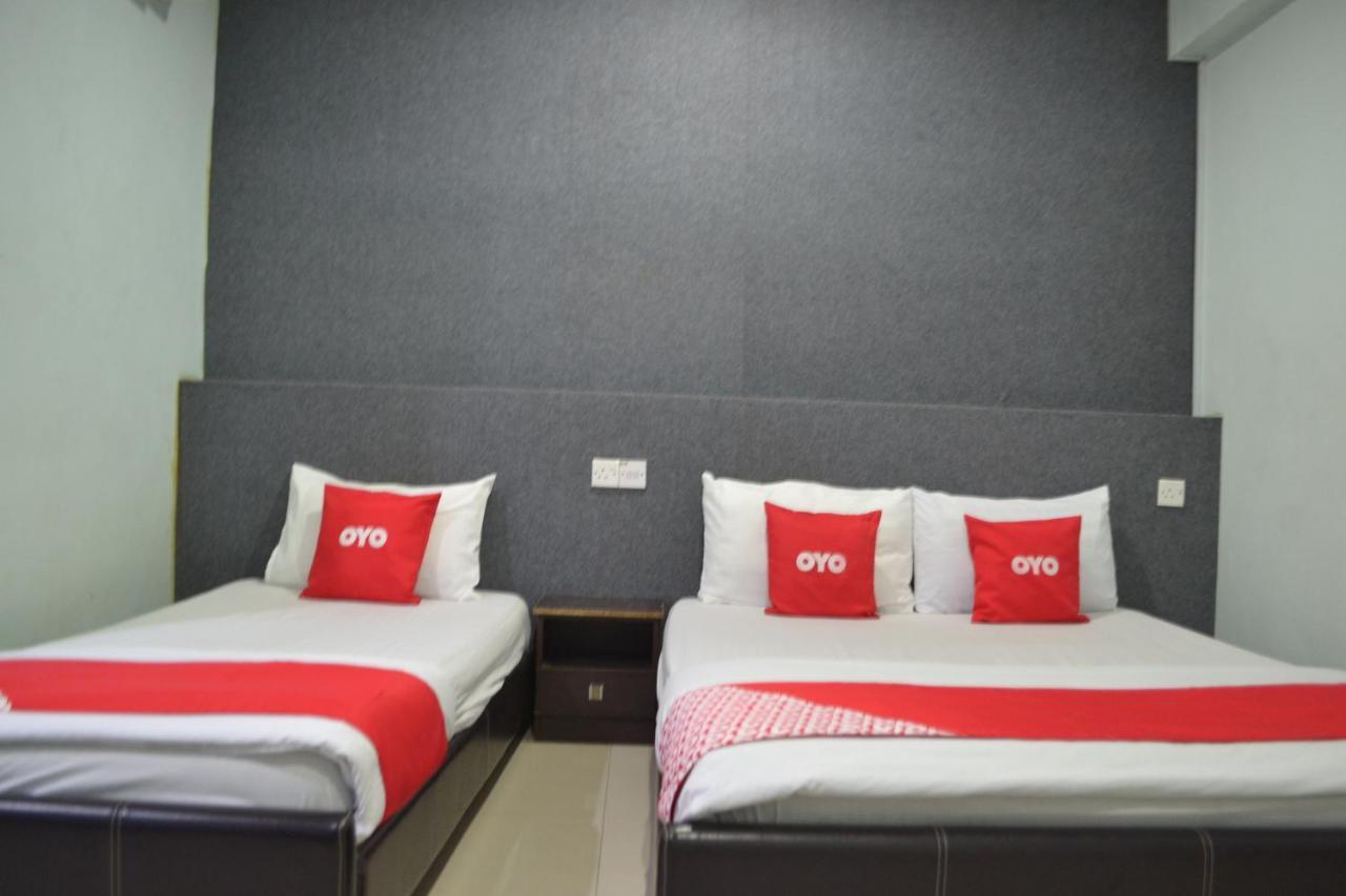 OYO 89737 Hotel Tishoa Kampong Batu Tiga Buitenkant foto