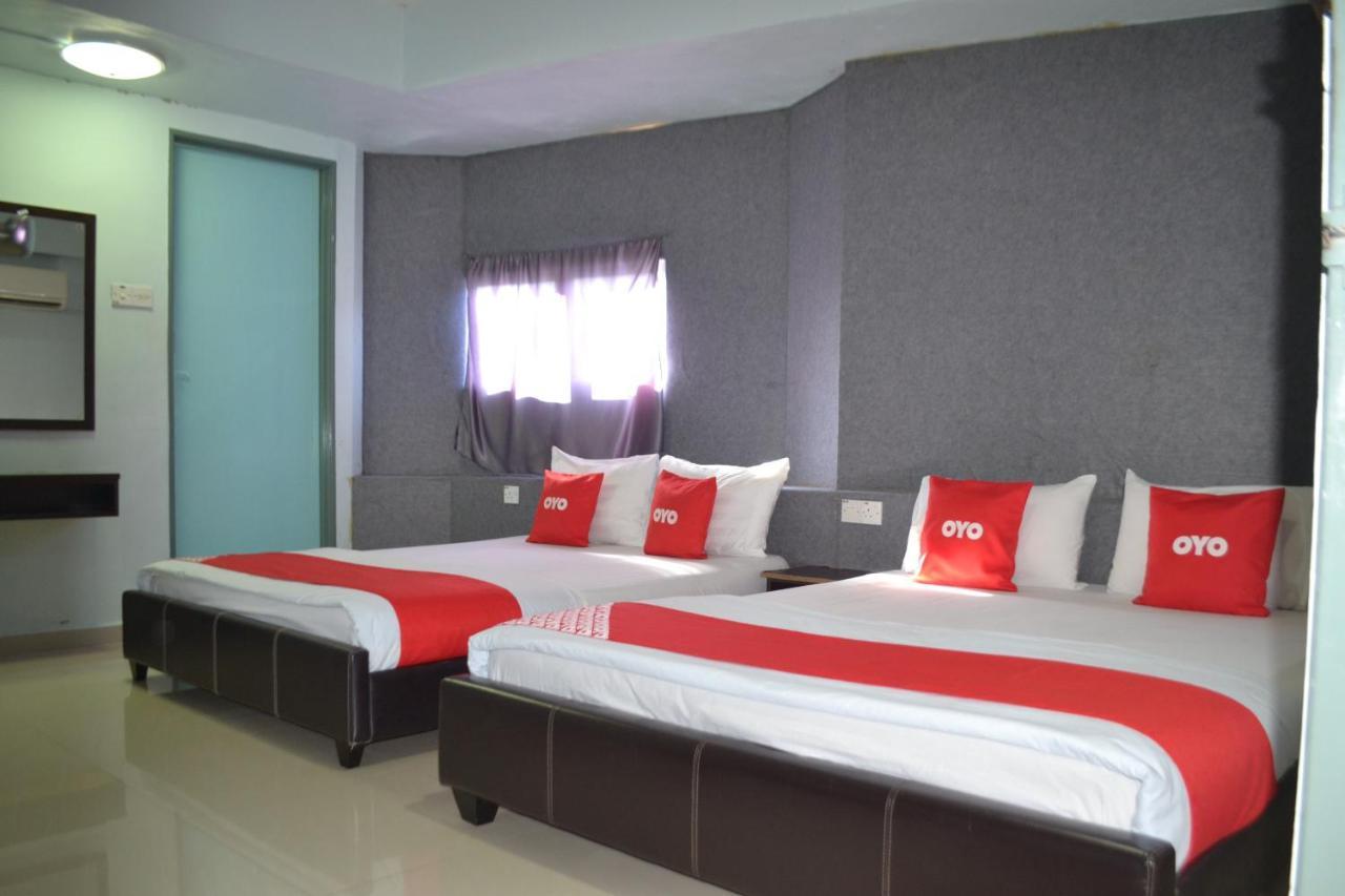 OYO 89737 Hotel Tishoa Kampong Batu Tiga Buitenkant foto