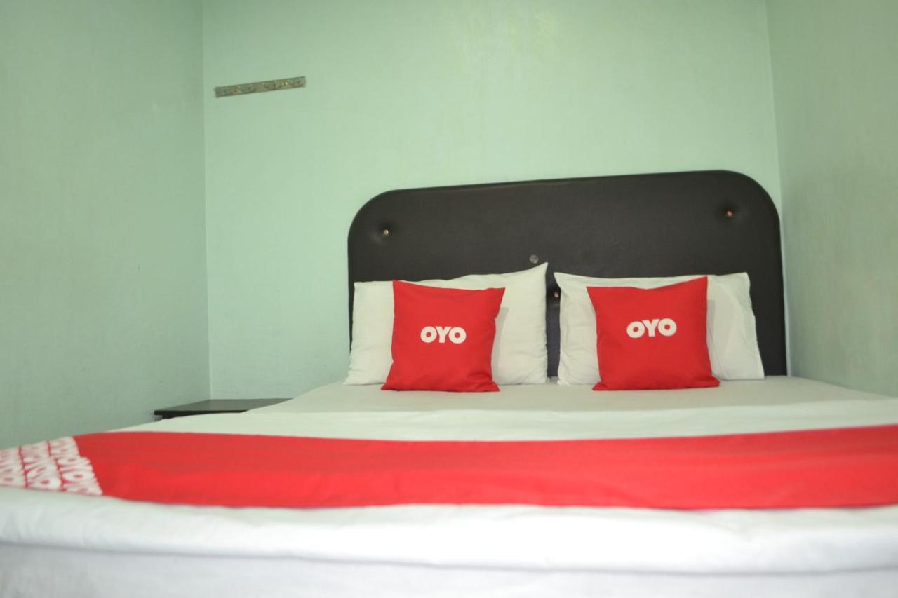 OYO 89737 Hotel Tishoa Kampong Batu Tiga Buitenkant foto