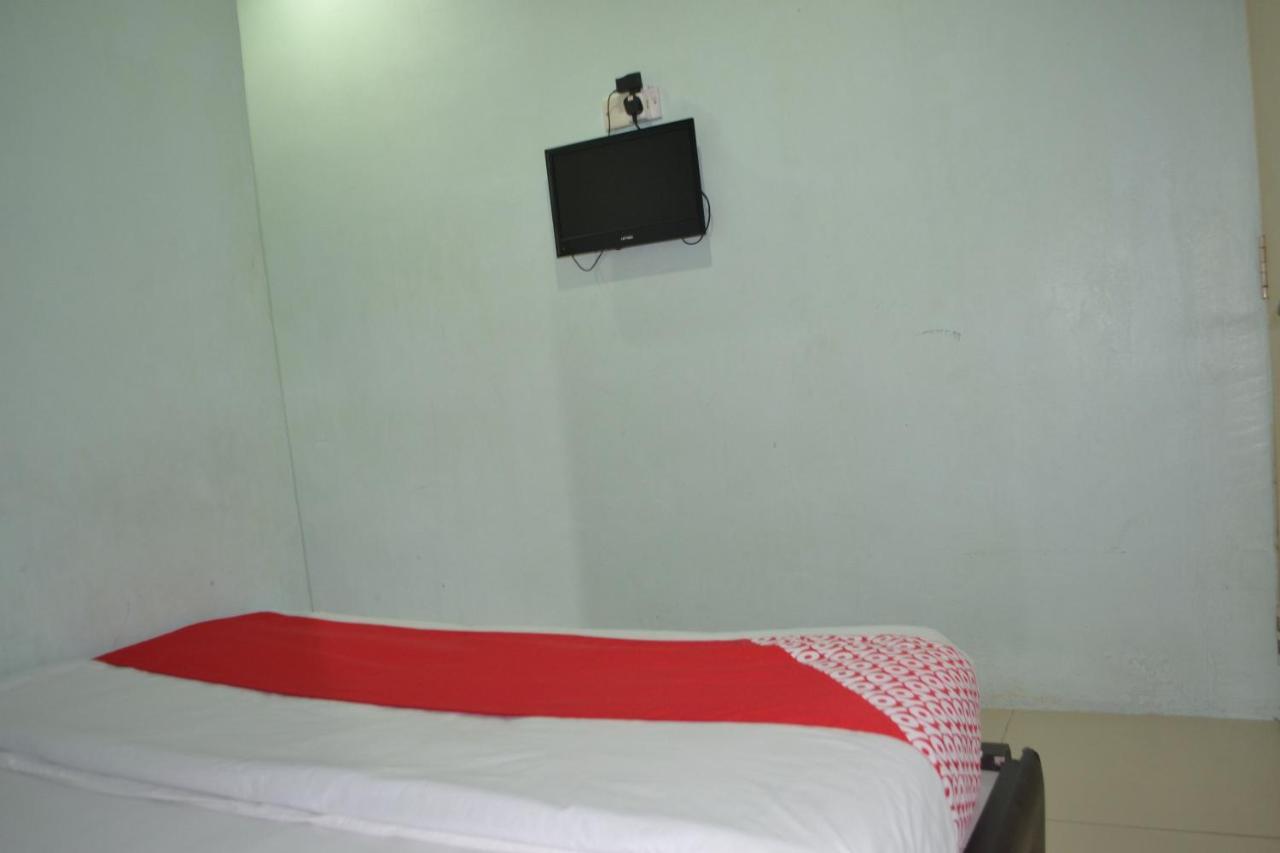 OYO 89737 Hotel Tishoa Kampong Batu Tiga Buitenkant foto